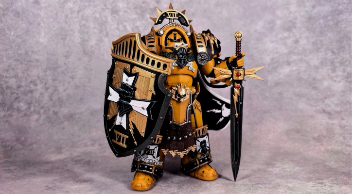 战锤：荷鲁斯之乱 帝国之拳 穿塔尔塔罗斯型终结者盔甲的执政官 配备能量剑和警戒风暴盾