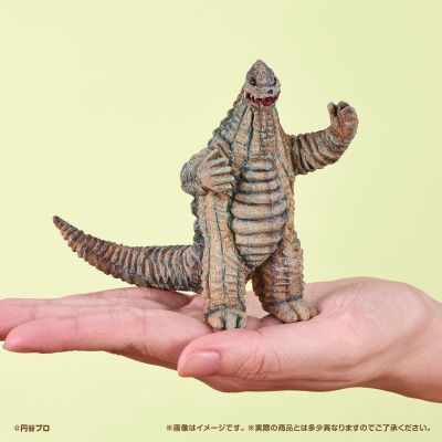 桥本美绪风格的奥特怪兽雕像。03