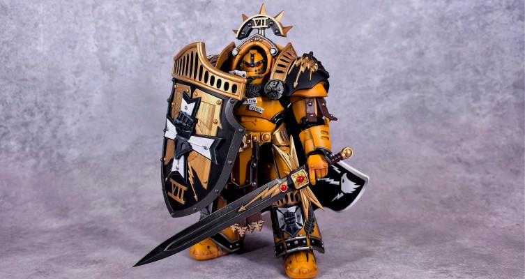 战锤：荷鲁斯之乱 帝国之拳 穿塔尔塔罗斯型终结者盔甲的执政官 配备能量剑和警戒风暴盾