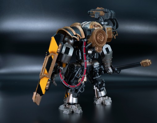 战锤：荷鲁斯之乱 钢铁勇士 铁环多米塔钢铁级自动战斗机器人 配备卡彻锐型战斗盾和重力破碎锤