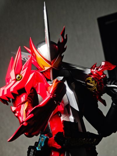 REAL ACTION HEROES 编号788 RAH GENESIS 假面骑士圣刃 勇气之龙