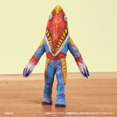 桥本美绪风格的奥特怪兽雕像。03