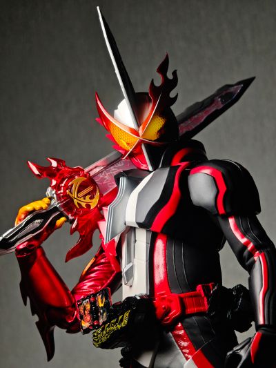 REAL ACTION HEROES 编号788 RAH GENESIS 假面骑士圣刃 勇气之龙