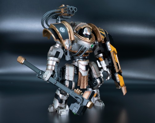 战锤：荷鲁斯之乱 钢铁勇士 铁环多米塔钢铁级自动战斗机器人 配备卡彻锐型战斗盾和重力破碎锤