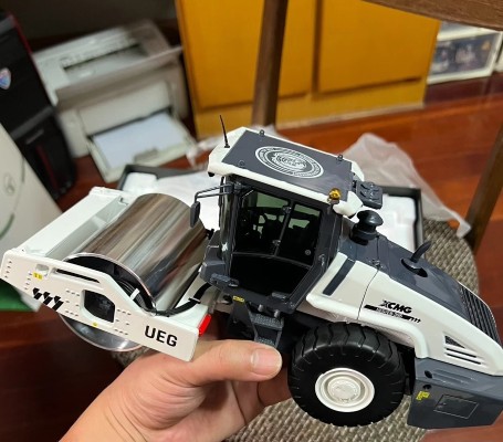 1/24 徐工XS265单钢轮压路机；UEG/E8流浪地球