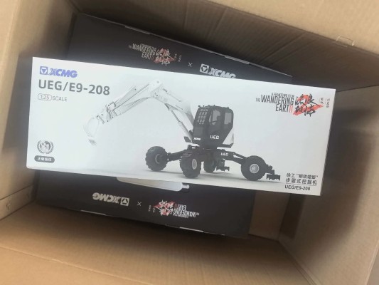 1/24 徐工“钢铁螳螂”步履式挖掘机；UEG/E9流浪地球