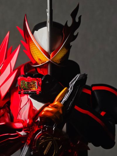 REAL ACTION HEROES 编号788 RAH GENESIS 假面骑士圣刃 勇气之龙