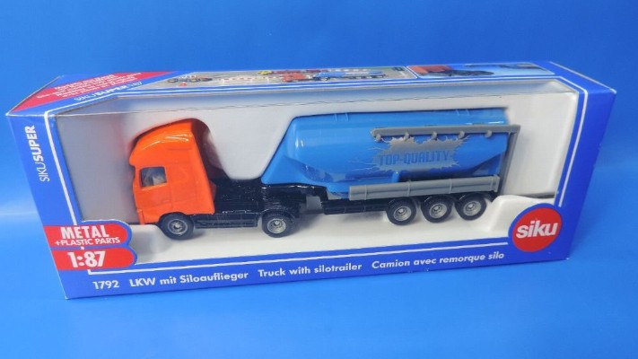 1792 沃尔沃4×2牵引车+筒仓半挂拖车