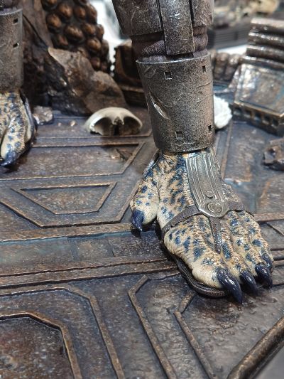 异形大战铁血战士 野口真知子和 断牙铁血战士