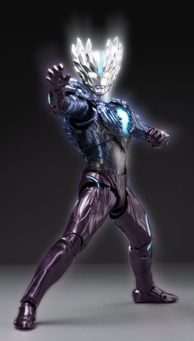 S.H.Figuarts 高斯奥特曼 月神形态