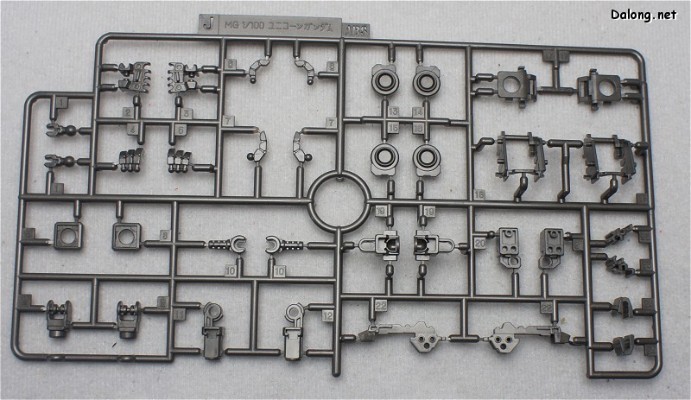 MG 1/100 机动战士高达UC  RX-0 独角兽高达2号机 报丧女妖 Titanium Finish