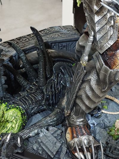 异形大战铁血战士 野口真知子和 断牙铁血战士