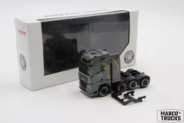 1/87 958240 曼恩 TGX GX 8x4 牵引卡车，黑色配件，纳多灰配黄色狮子涂装