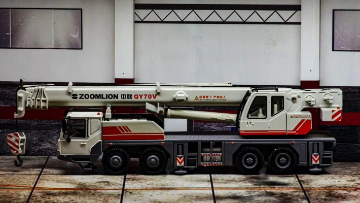 中联浦沅QY70起重机；方形驾驶室