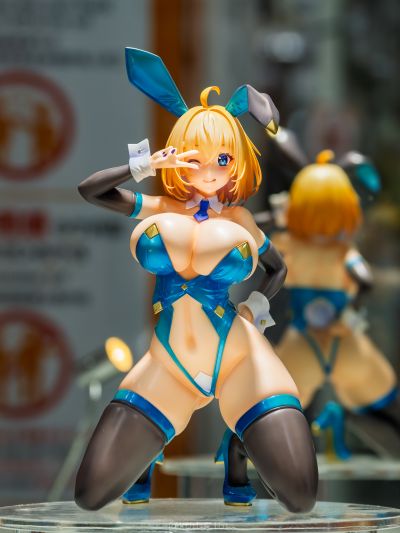 -樱-  索菲亚· F· 希琳 蓝色兔女郎