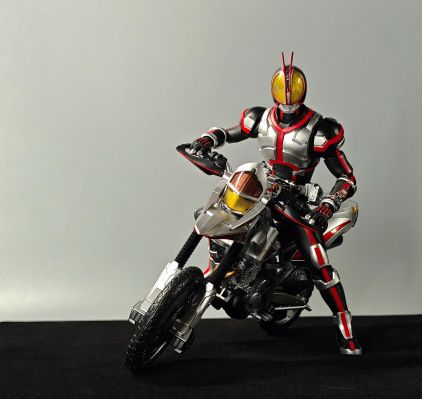 S.H.Figuarts  机动摩托人（载具模式）
