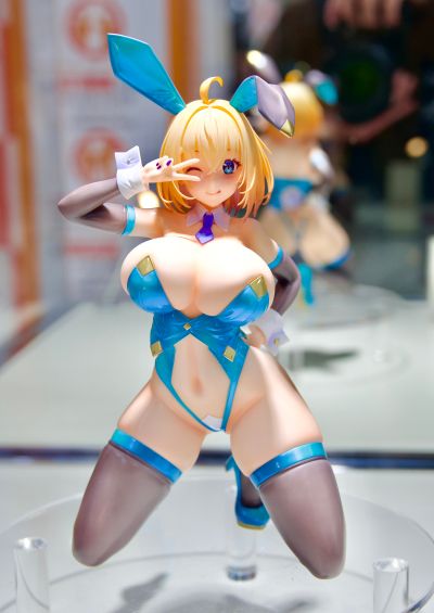 -樱-  索菲亚· F· 希琳 蓝色兔女郎