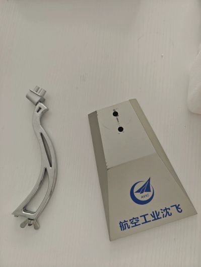 1/48 歼-15舰载战斗机；普通版早期包装